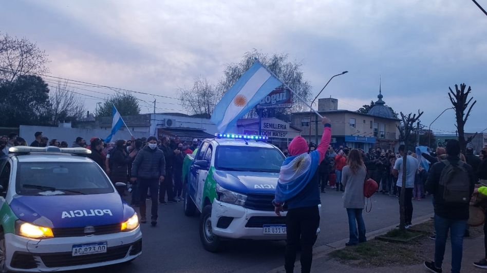 Frente a la otrora Jefatura Departamental Azul finalizó ayer a la tarde, al igual que la marcha que se había hecho no bien el martes comenzara, la movilización de los efectivos policiales.