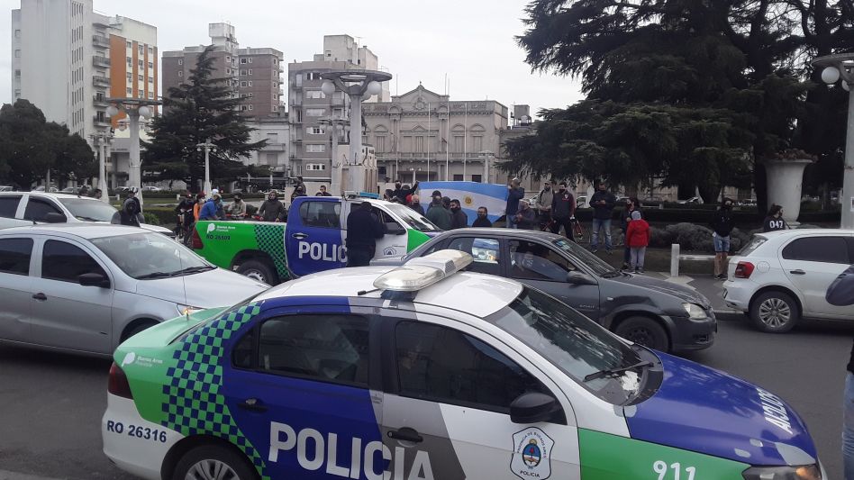 La caravana policial volvió a transitar ayer a la tarde por la zona céntrica de Azul, en la previa a que el recorrido finalizara sobre la Avenida Piazza.