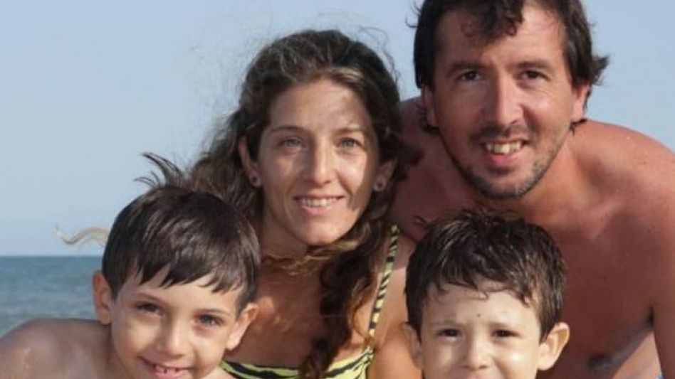 Bautista Pedreira junto a su mamá Valeria, su papá Gerónimo y su hermano Santi.  