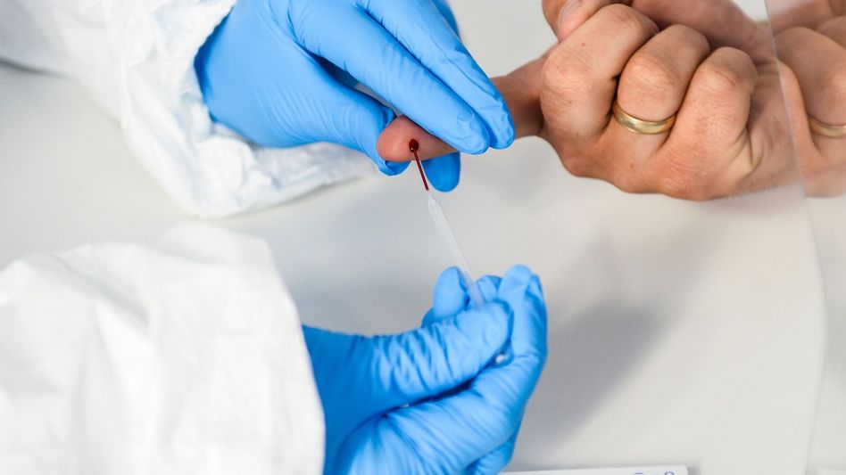 Bioquímicos denuncian que obras sociales y prepagas no cubren diagnóstico de Covid