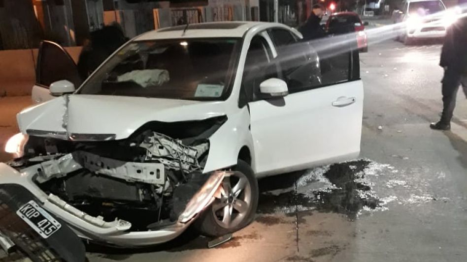 Una historia repetida. Nuevamente un auto se incrustó contra un comercio que está frente al Parque. FOTOS Y VIDEOS: ADRIÁN DELLE COSTE