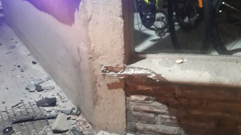 Otro auto chocó contra un local que está en Pellegrini y Rivas