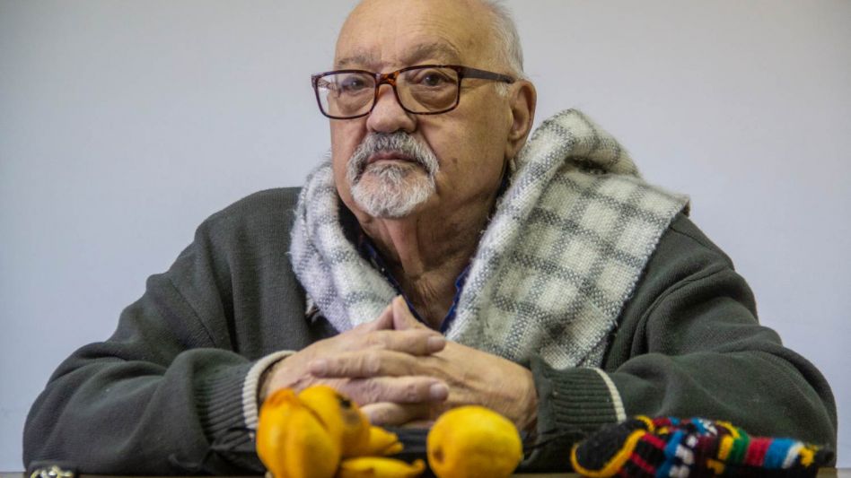 El vecino Juan Carlos Nasello cuando visitó la redacción del EL TIEMPO para contar la historia del extraño cítrico.