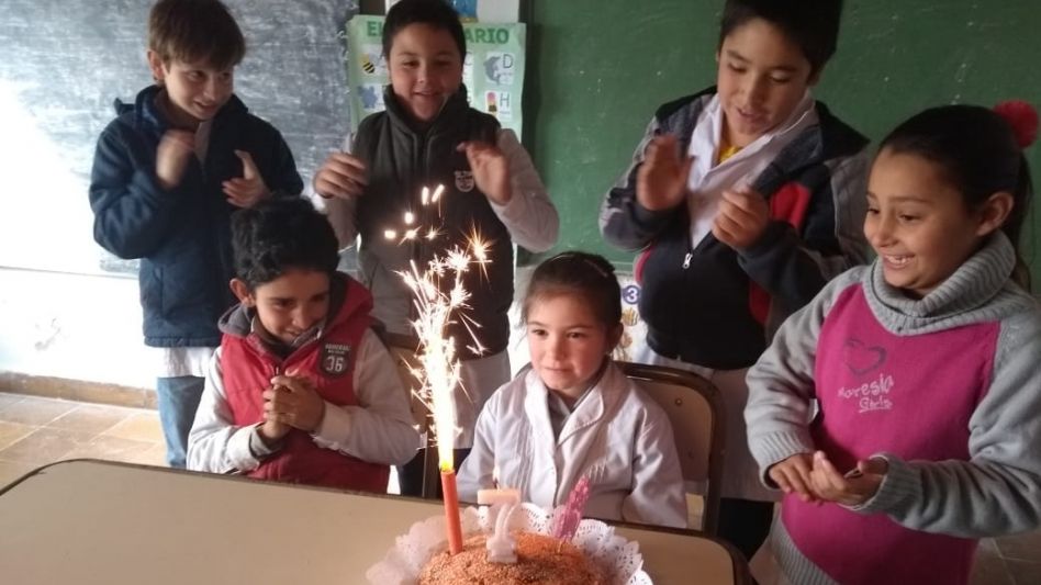 Alumnos celebrando cumpleaños de la Escuela N°44.