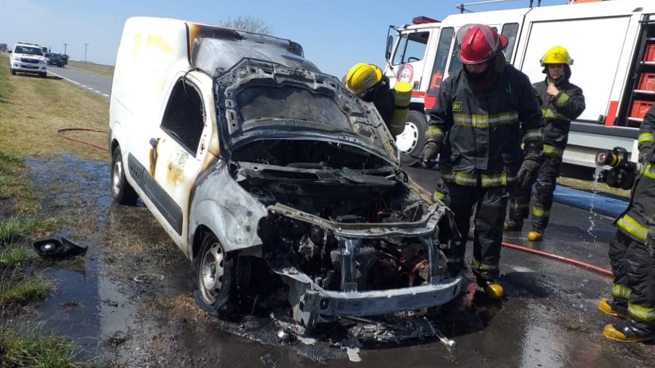 Un azuleño sufrió el incendio de su utilitario