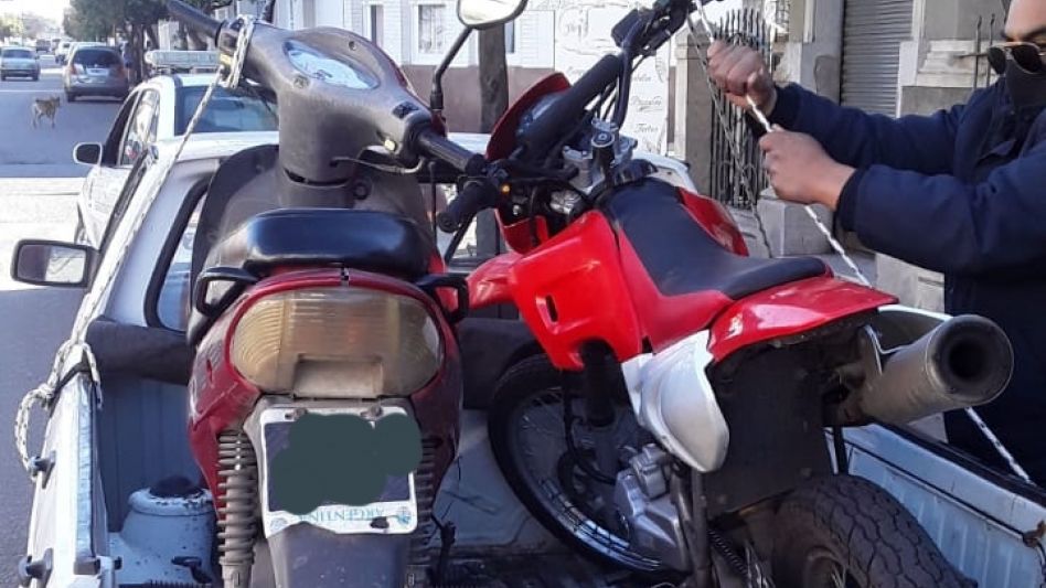 Motos incautadas durante el operativo de tránsito donde un trabajador de la comuna resultó anteayer gravemente lesionado, al ser atropellado por un menor que guiaba un rodados. PRENSA MUN.