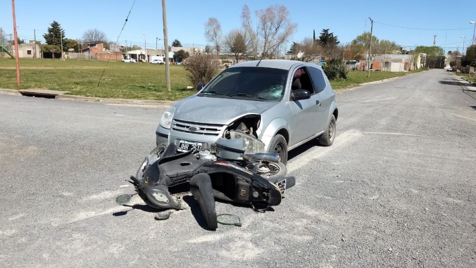 En Calle 2 y Rivadavia chocaron un auto y una moto. Una joven que iba en el rodado menor resultó con lesiones. CPA/PBA