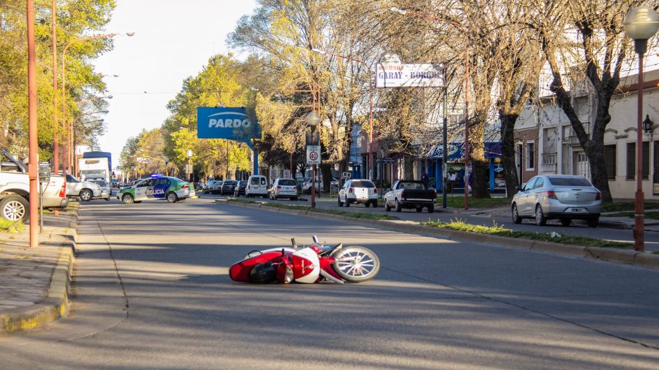 Una motocicleta tirada sobre Mitre. La mujer que la guiaba resultó con traumatismos cuando ayer a la tarde protagonizó un siniestro vial. ANGIE DÍAZ JACQUOT