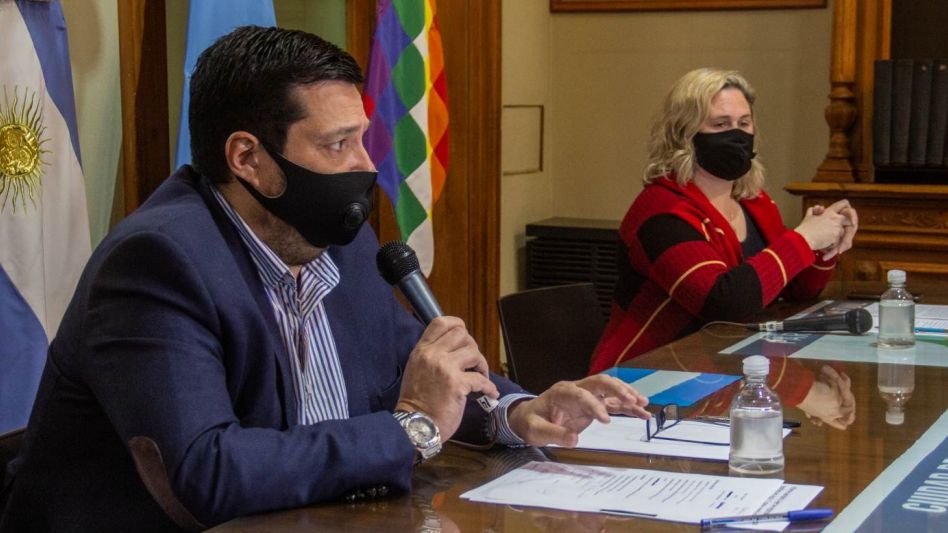 El Jefe de Gabinete y Gobierno, Alejandro Vieyra y la Subsecretaria de Gobierno, Fernanda Ibarra, cuando anunciaron que Azul vuelve a Fase 3. NICOLAS MURCIA