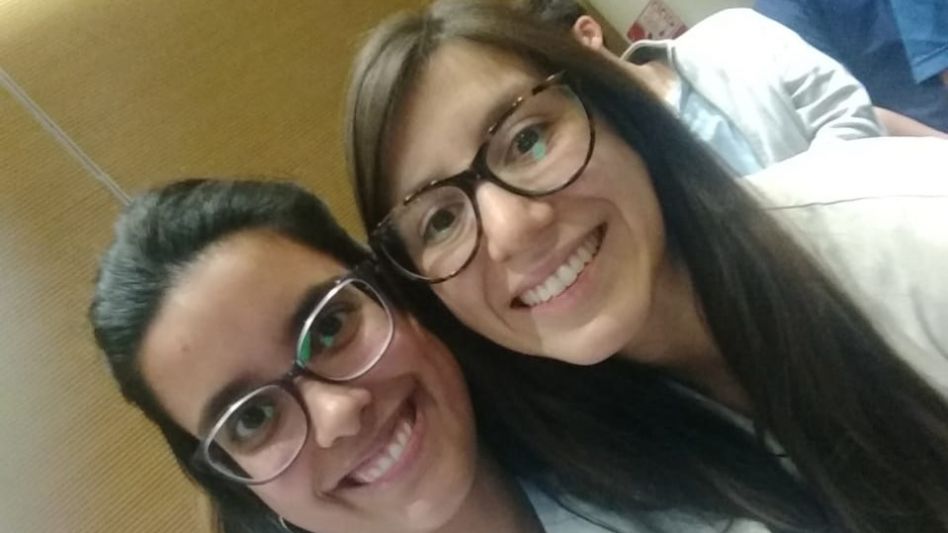A la derecha Luz Castillo junto con una amiga y colega. 