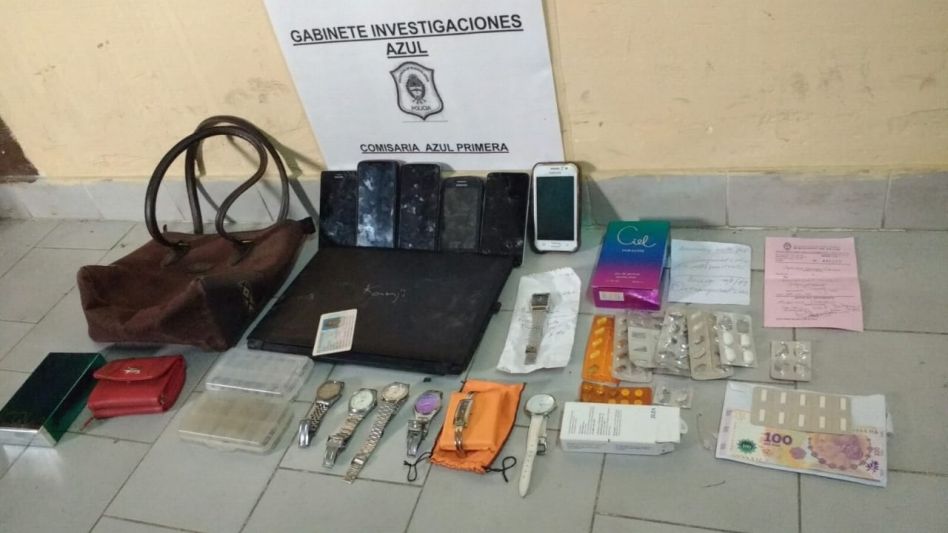 Dinero y objetos robados a las víctimas. Los secuestró la Policía durante un allanamiento realizado, en enero del año pasado, en la casa de la mujer que ahora fue condenada.