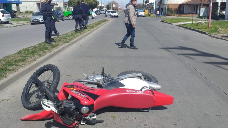 Una anciana que iba caminando y un hombre que se trasladaba en bicicleta. Víctimas de siniestros viales ocurridos este jueves. FOTOS: CPA/PBA