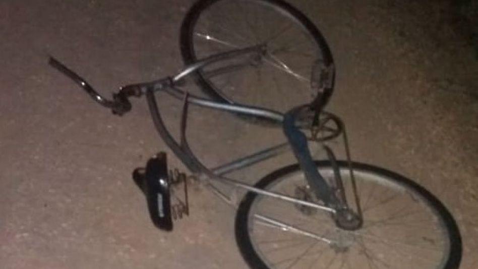 Auto chocó a una bicicleta y una moto atropelló a una mujer 