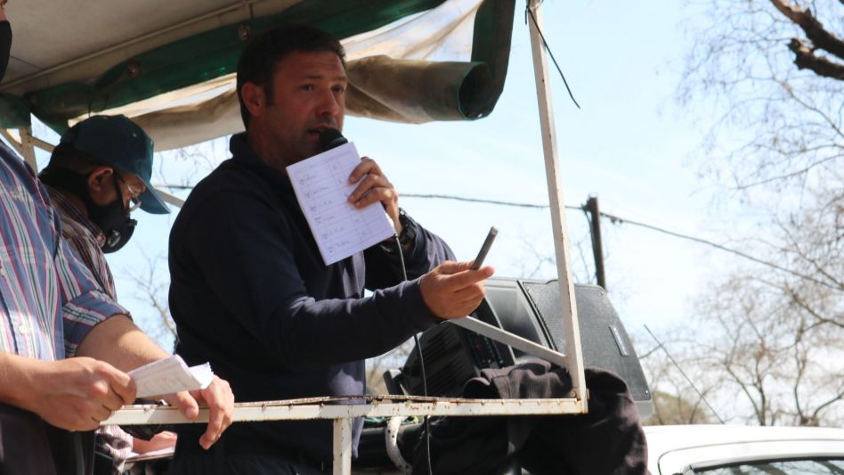 Juan Ignacio Goenaga rematando en la feria de la SRA.