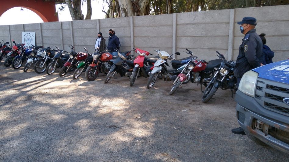 En operativos realizados por personal de la comuna y efectivos policiales se labraron infracciones y se secuestraron varias motos. FOTO: DESTACAMENTO BALNEARIO