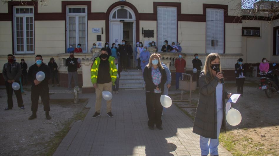 En el marco del ?Día de la Sanidad?, se realizó ayer un abrazo simbólico al Hospital Municipal ?Dr. Ángel Pintos? y al Materno Infantil ?Argentina Diego?. FOTOS NICOLÁS MURCIA 