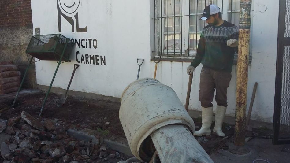  Algunos de los arreglos que se están llevando a cabo en las instalaciones de la entidad, entre ellos la vereda. ?Mientras siga recibiendo la misma respuesta cálida de los chicos es sumamente conforta