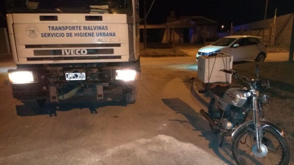 El conductor de la moto implicado en este siniestro vial tiene 17 años. Resultó con una herida cortante en el rostro. FOTOS: CPA/PBA