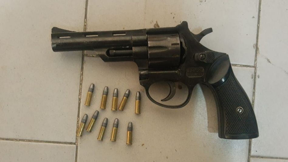 Un revólver calibre 22. Lo habría utilizado un hombre para amenazar a un vecino y su hija. EPDS AZUL/PBA