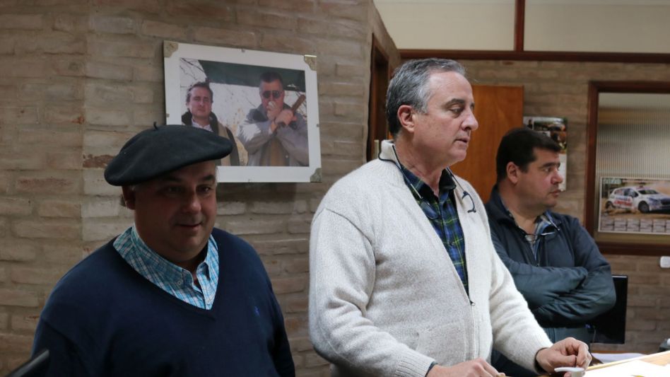  Fernando Besoy, Juan Wallace y José Pardo trabajando los Angus generales que llegaron a $190.000.