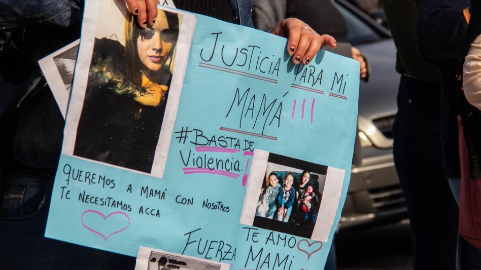 Eliana Mendilaharzu, en un cartel en reclamo de justicia por lo sucedido con ella, que sigue internada tras ese golpe que sufriera en la cabeza el pasado 16 de agosto. ANGIE DÍAZ JACQUOT