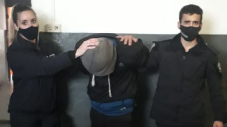 A los ahora acusados los indagarán mañana. El joven que ingresó a cometer el ilícito quedó filmado a través de las cámaras de seguridad del comercio. FOTOS: CPA/PBA Y FACEBOOK