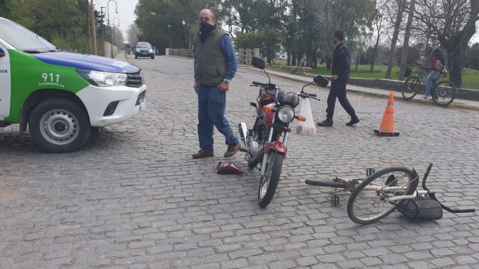 La mujer que resultó lesionada tuvo que ser llevada al Hospital Pintos para ser asistida. FOTOS: CPA/PBA