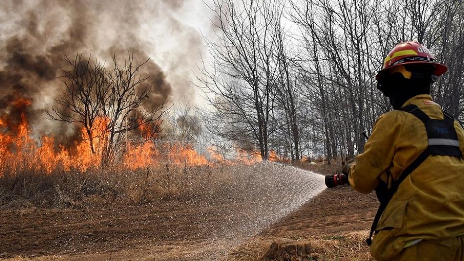 Los incendios avanzan sobre barrio de Villa Carlos Paz y piden alerta amarilla