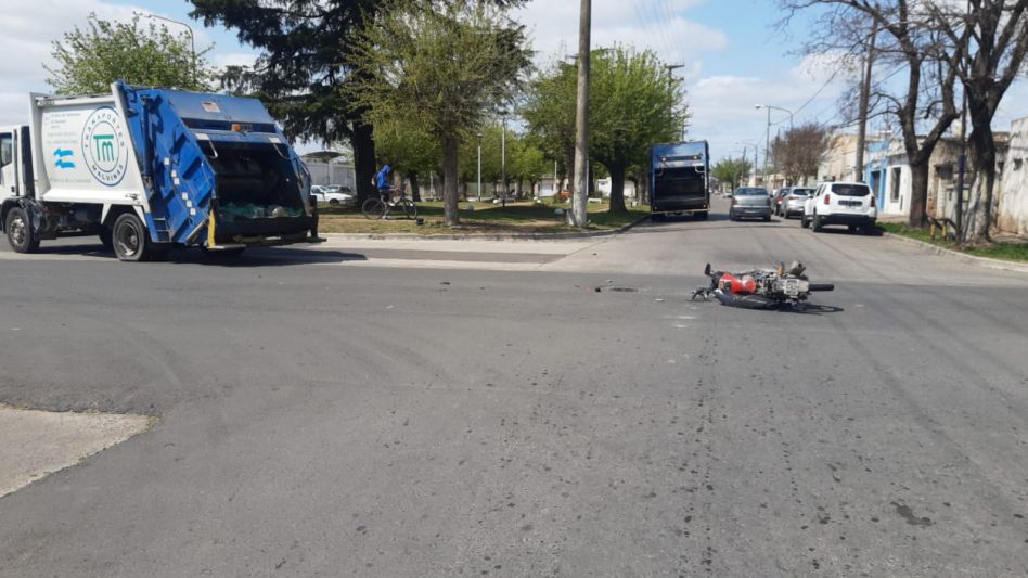 El camión recolector de residuos chocó con una moto. Los dos ocupantes del rodado menor, un hombre y su hija de diez años, no sufrieron lesiones de gravedad. FOTO: CPA/PBA