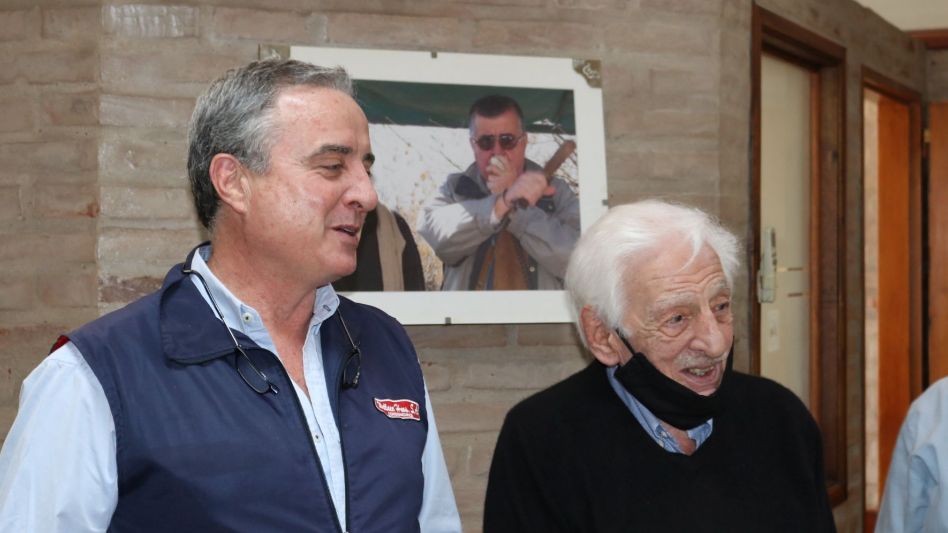 La satisfacción de Juan Wallace y Antonio Tabanelli después de vender todo en Azul.