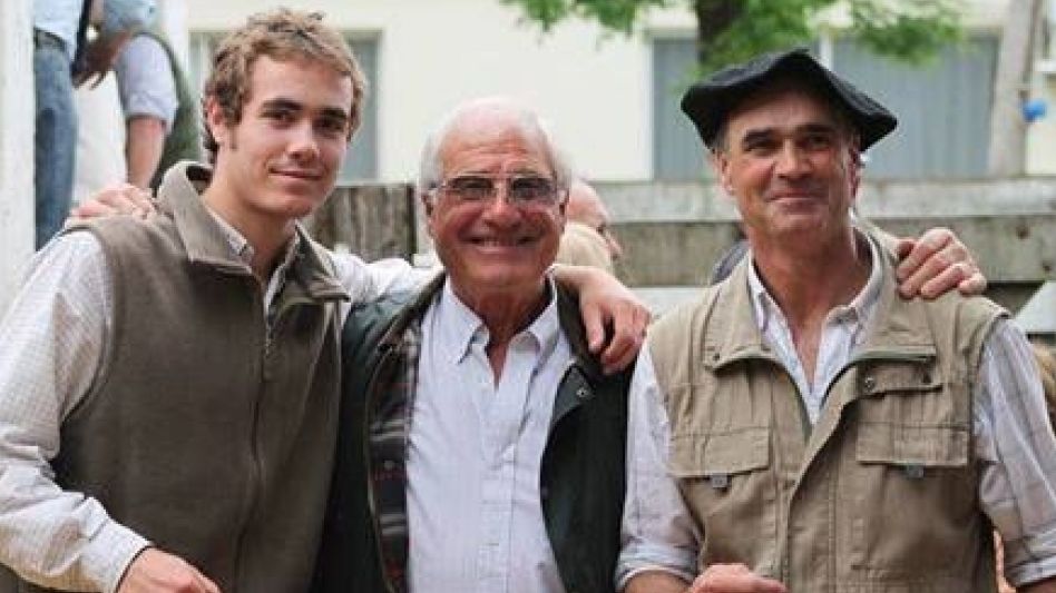  Manuel, Carlos y Adrián Miquelarena luego de obtener los máximos con Angus generales en Rauch y la zona.