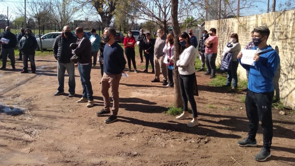 Los autoconvocados durante la primera jornada de protesta que realizaron en el playón de ingreso al instituto de menores de esta ciudad.