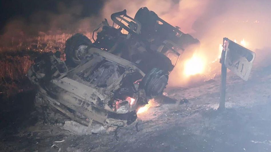 Entre la noche del lunes y la mañana de ayer martes se produjo un despiste seguido de vuelco sobre la Ruta Provincial 51, entre General Alvear y Tapalqué. Posteriormente, el mismo rodado se incendió. 