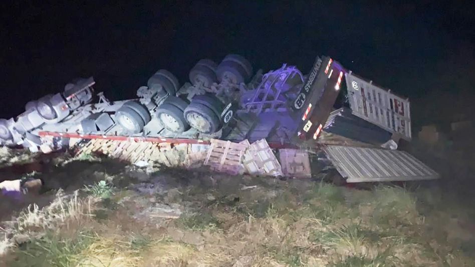Despiste, vuelco y posterior incendio de un camión