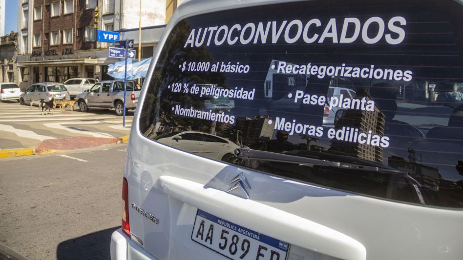 Los trabajadores autoconvocados de niñez y adolescencia durante la caravana que se hizo ayer en Azul.