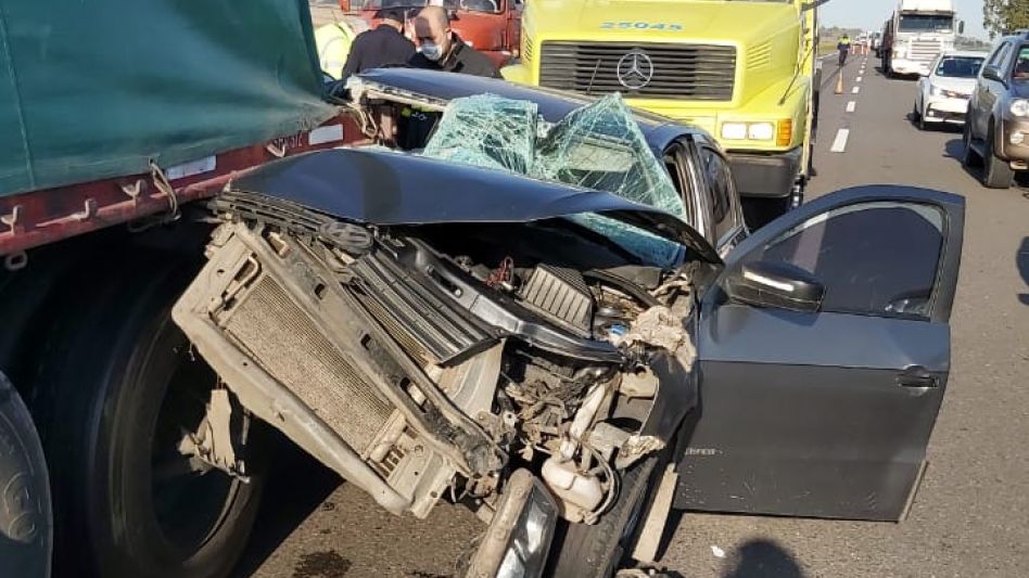 Fuerte choque entre un auto y un camión