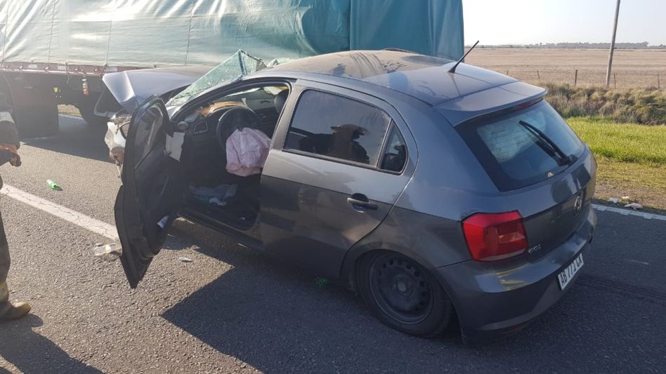 Fuerte choque entre un auto y un camión