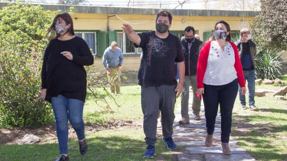 La directora provincial de Niñez y Adolescencia, Eva Asprella, cuando se reunió con autoridades y recorrió el Instituto de Menores que funciona en esta ciudad. GENTILEZA/GUILLERMO FITTIPALDI
