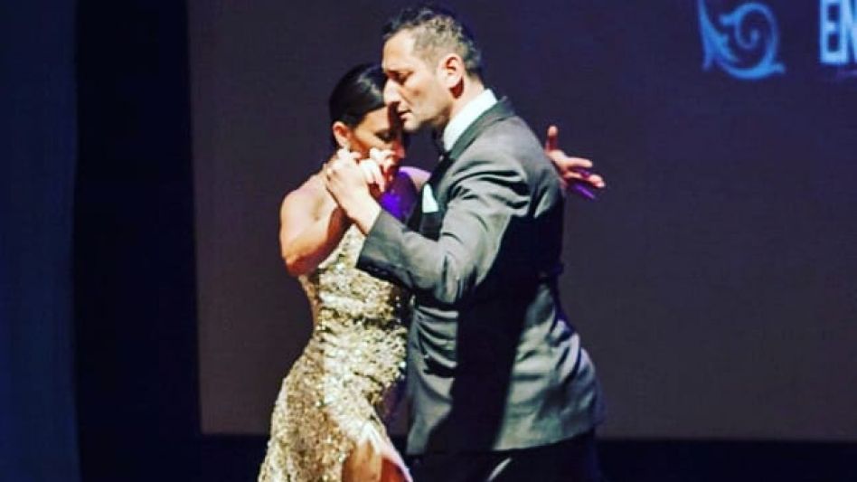 Bailar, expresar el arte del tango a través de la corporalidad; y la radio, comunicar, estar siempre cerca de los vecinos. Elegí la foto con mis compañeros de 