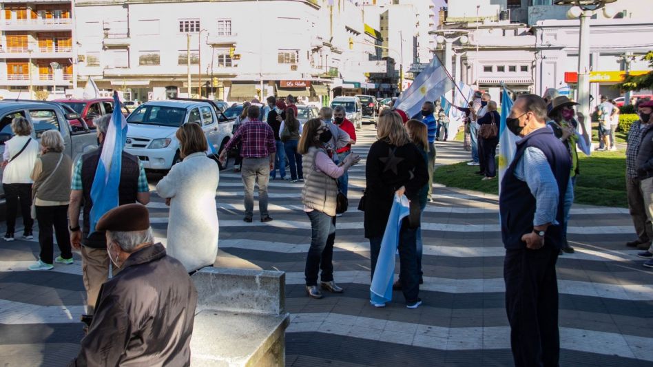 El banderazo contra el gobierno se hizo sentir en Azul
