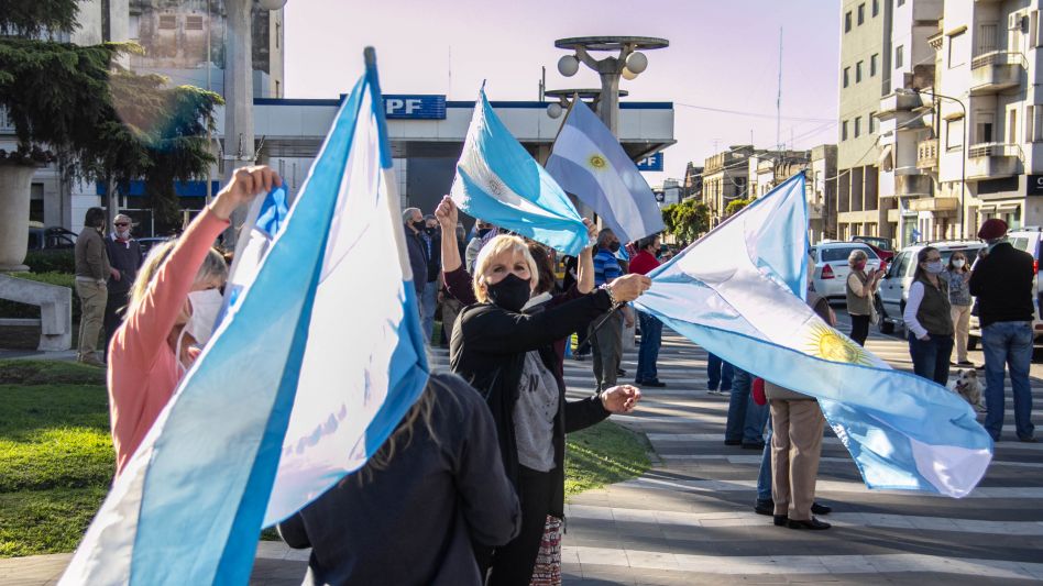 El banderazo contra el Gobierno Nacional tuvo su versión local en el lunes feriado por el Día de la Diversidad Cultural.
