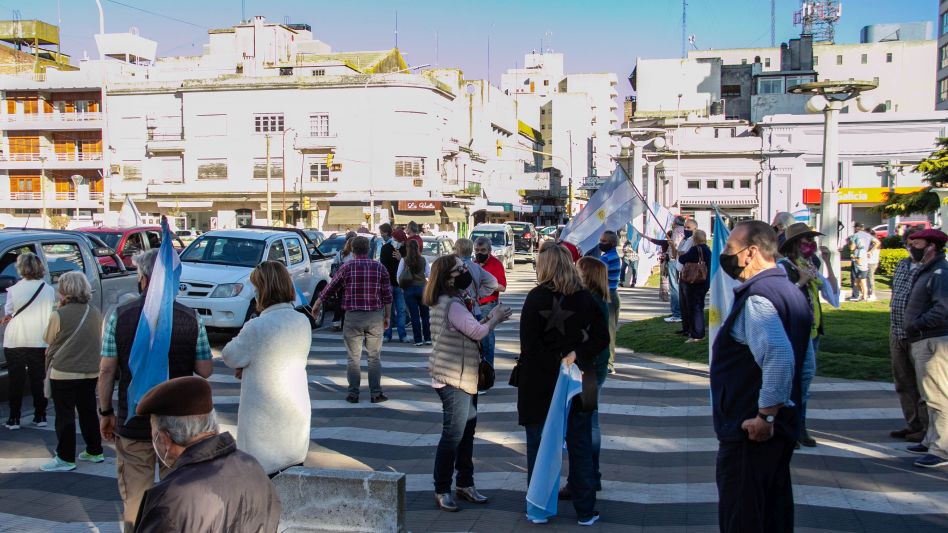 El banderazo contra el gobierno también se hizo sentir en Azul