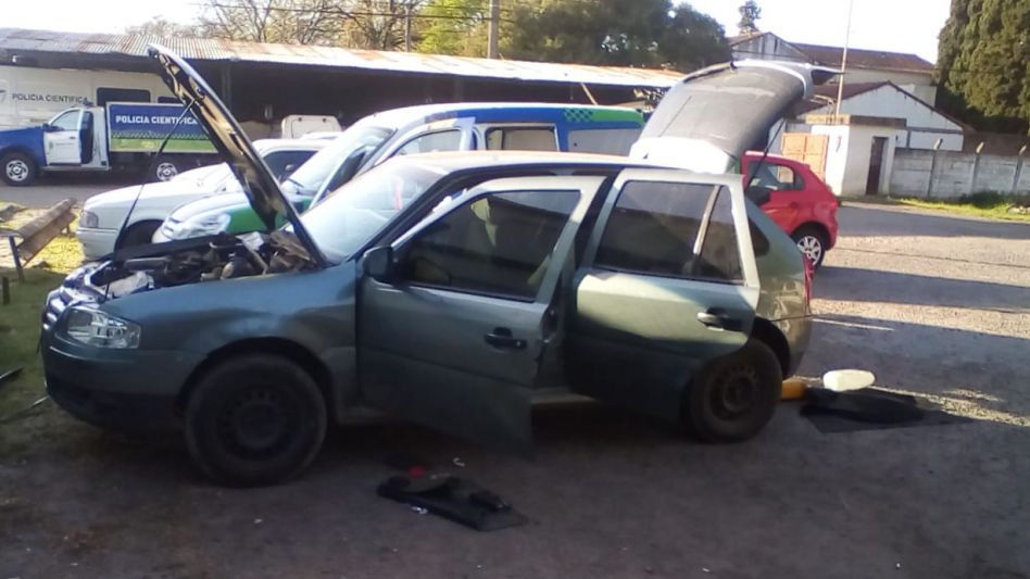 Los aprehendidos viven en el Gran Buenos Aires. Uno de ellos es chileno. En el auto en el que viajaban se incautó una pistola. FOTOS: CPA AZUL