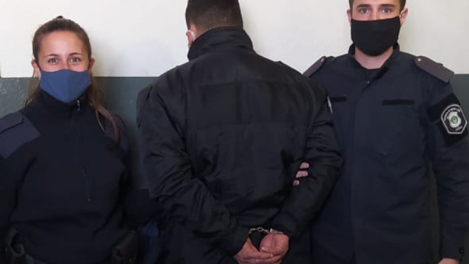 Llevaban una pistola: los persiguieron y los arrestaron