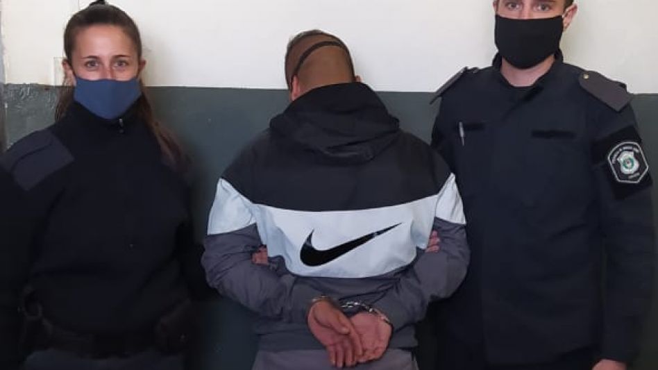 Llevaban una pistola: los persiguieron y los arrestaron
