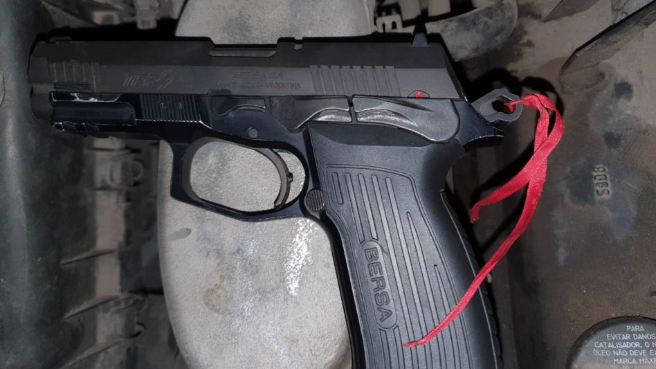 Llevaban una pistola: los persiguieron y los arrestaron