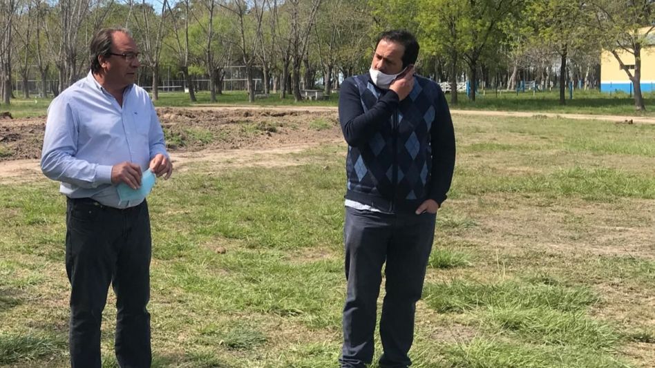 El intendente Ramón Capra, acompañado por el director de Turismo Ernesto Anido, recorrió días pasados el predio de la pileta municipal. AGENCIA GENERAL ALVEAR/RAFAEL TORRES