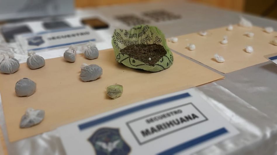 Cocaína y marihuana en pequeñas dosis, más una importante cantidad de dinero, en pesos y en dólares, fueron incautados.