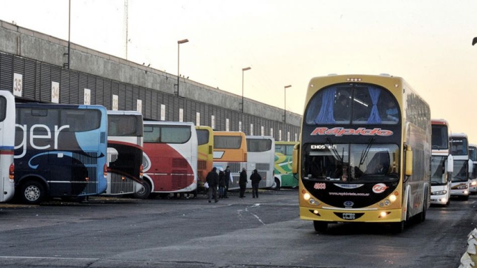Oficializan reanudación de servicios de micros de larga distancia y vuelos: qué dice el decreto