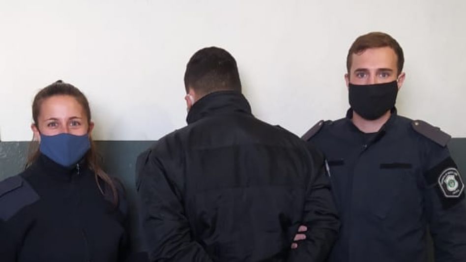 Por la tenencia sin la autorización legal de una pistola, y también por el delito de ?desobediencia?, la aprehensión de un remisero fue convertida ayer en detención. FOTOS: CPA/PBA